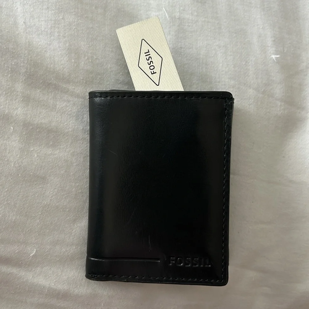 FOSSIL BLACK LEATHER WALLET MSRP $60.00 NWT